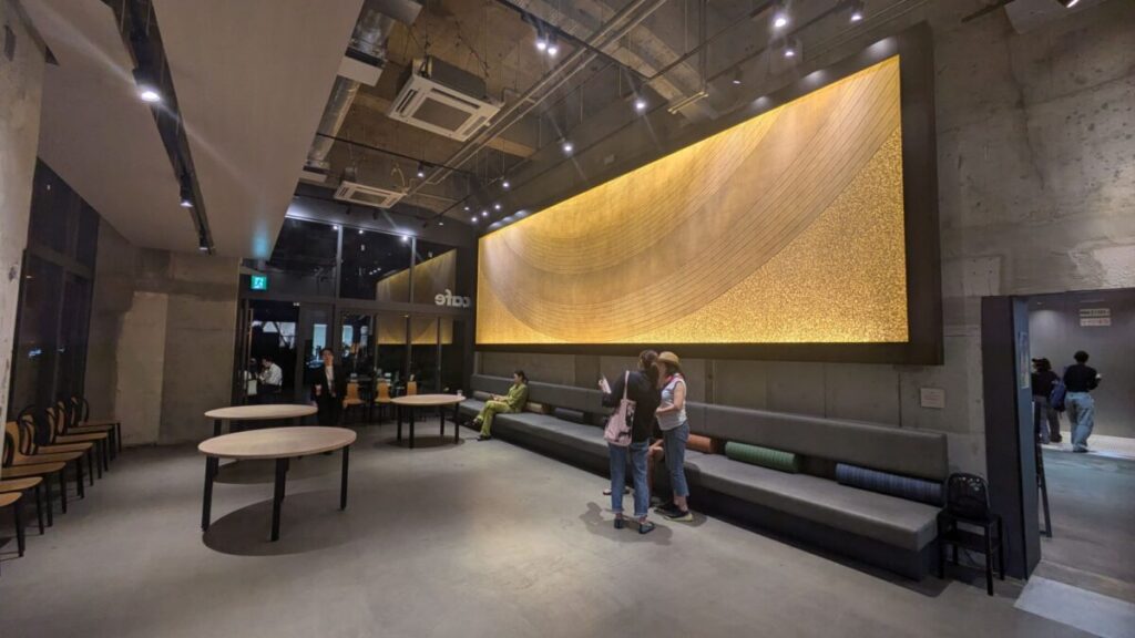 TERADA ART COMPLEX 2 1Fのカフェスペース。